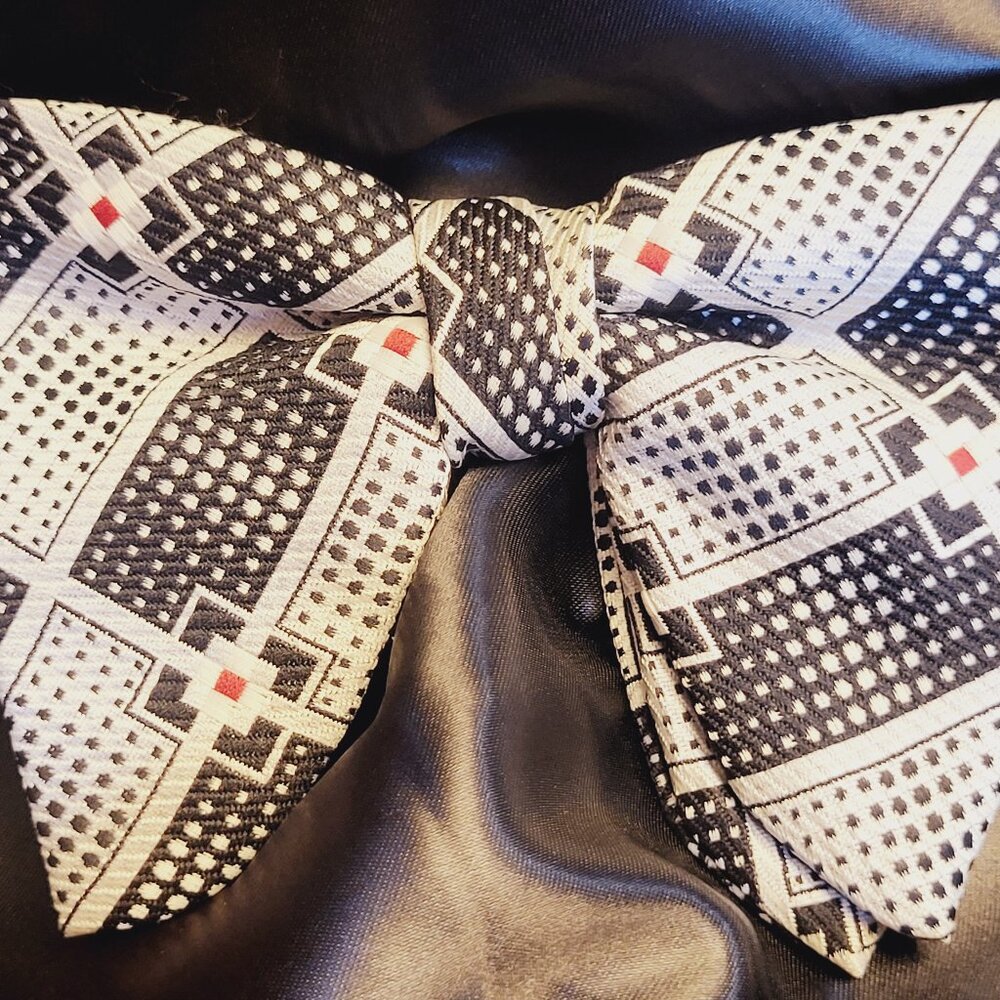 Snapped ~ Clip-on bow Tie ~ *Excellent Condition